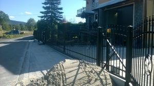 Czarna stalowa brama przesuwna z matowym wykończeniem