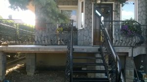 Zewnętrzna balustrada stalowa z lakierowaną powierzchnią