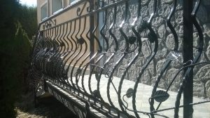 Balustrada z szerokimi profilami stalowymi