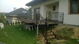 Balustrada w stylu industrialnym z surowej stali