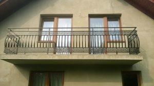 Balustrada przy schodach z poziomym układem stalowych linek