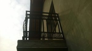 Balustrada balkonowa z pionowymi prętami