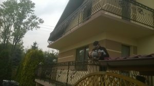 Balkon z balustradą z malowanej stali i szkła