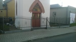 Stylowe ogrodzenie stalowe z prostym, przemysłowym wzorem