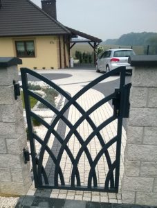 Przęsło ogrodzeniowe z ozdobnym układem poziomych listew